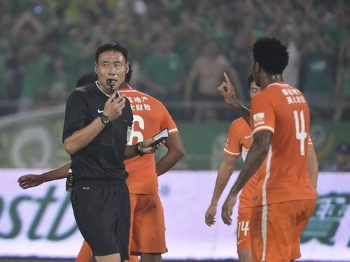 中超裁判组团恶心人,三大主裁5分钟判不出违规,再度刷新下限