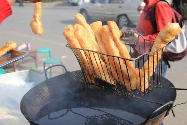 在家就能做金黄酥脆无添加剂油条,香酥大油条家庭做法不用膨松剂