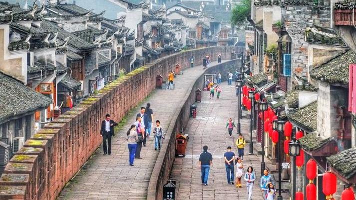 张家界住宿费如何省钱,张家界市吃住贵吗