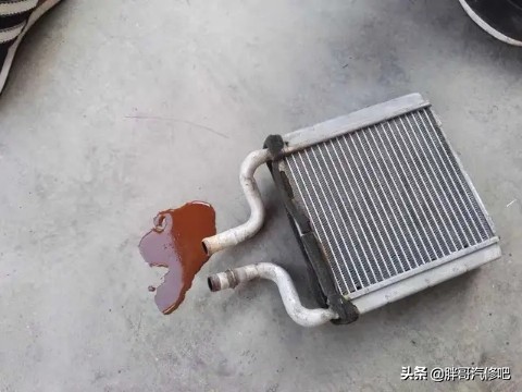 汽车暖风不热清洗暖风水箱管用吗,防冻液用了一段时间没颜色了