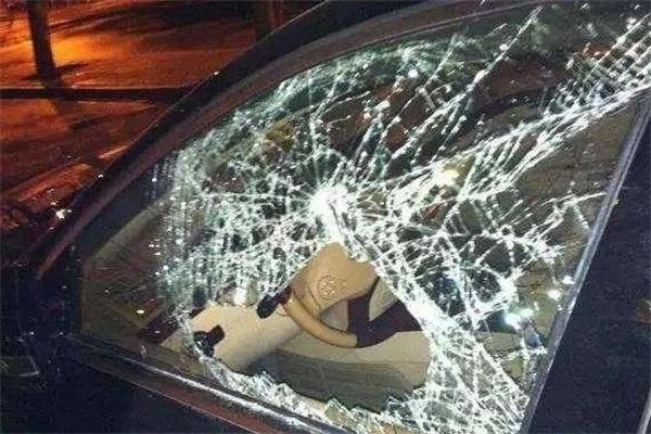 汽车钥匙丢车里了砸哪个玻璃最好,车钥匙砸玻璃技巧
