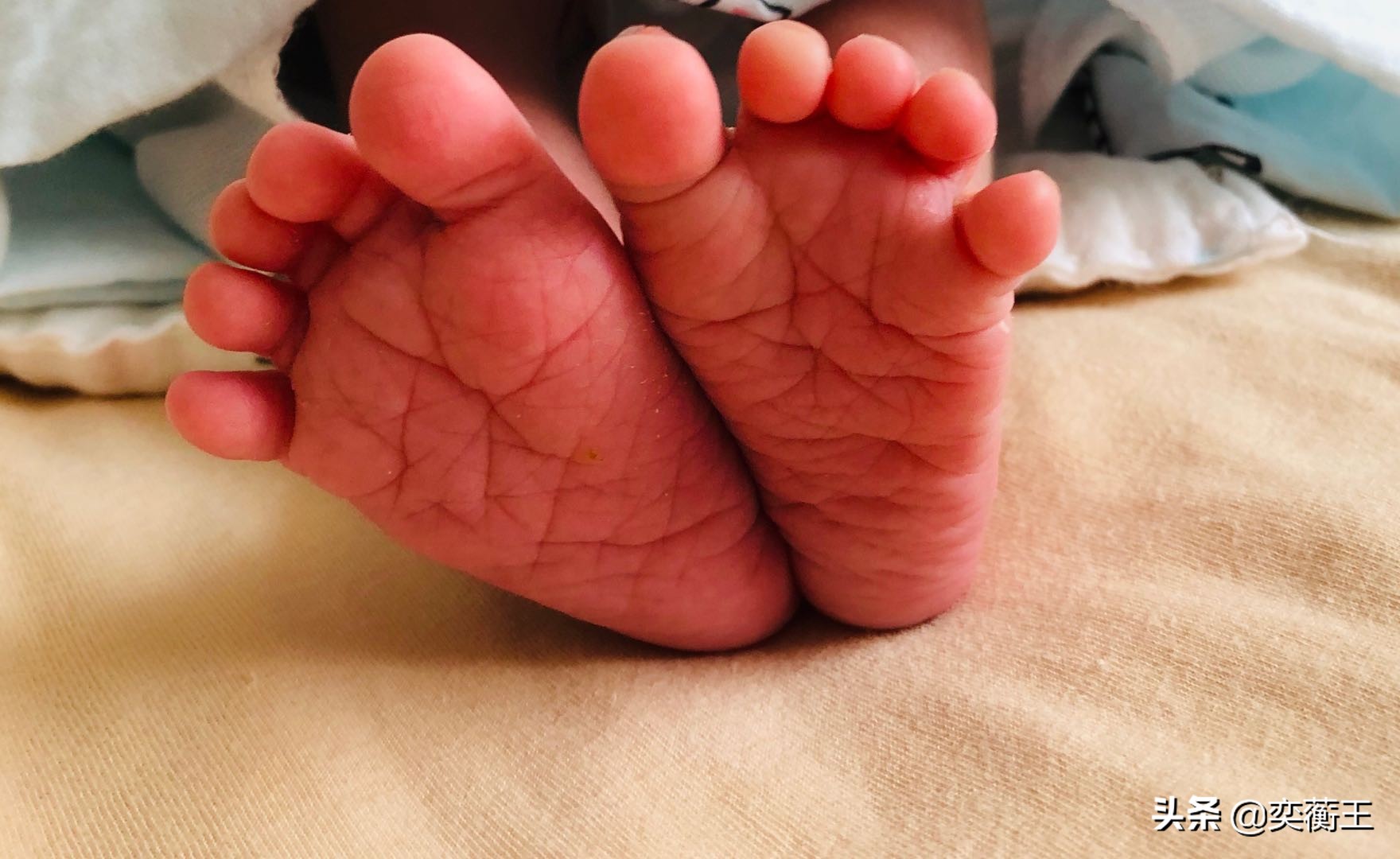 生宝宝在产房里真正的经历,生孩子产房外的真实反应