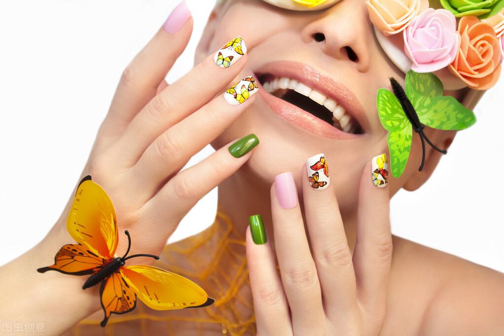 学化妆美甲多少钱,化妆和美甲学哪个好