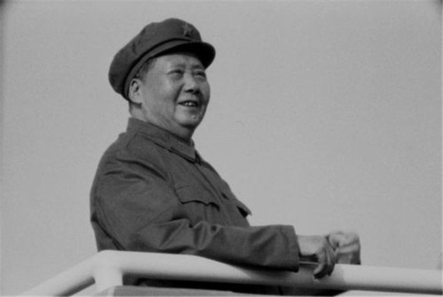 毛主席的穿衣之道：接见外宾穿毛式服装，平时“缝缝补补”