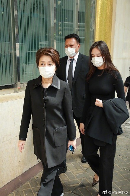 奚梦瑶手拿包,奚梦瑶秀包包