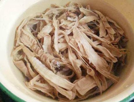 笋干直接放水里泡就错了,大厨分享1个技巧,笋干鲜嫩好吃还易嚼