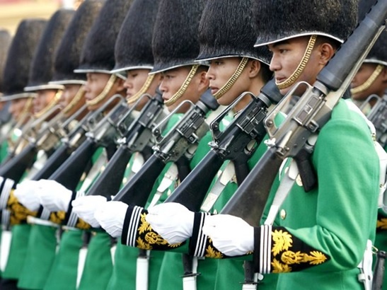 花里胡哨,极具特点的泰国皇家卫队,为何被称之为“彩虹卫队”