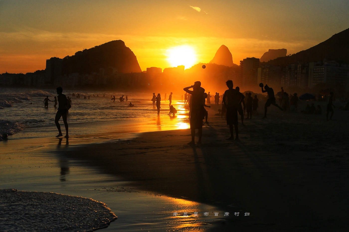 娱乐至死的里约不止狂欢节,怪教堂250彩梯比基尼足球,亮眼