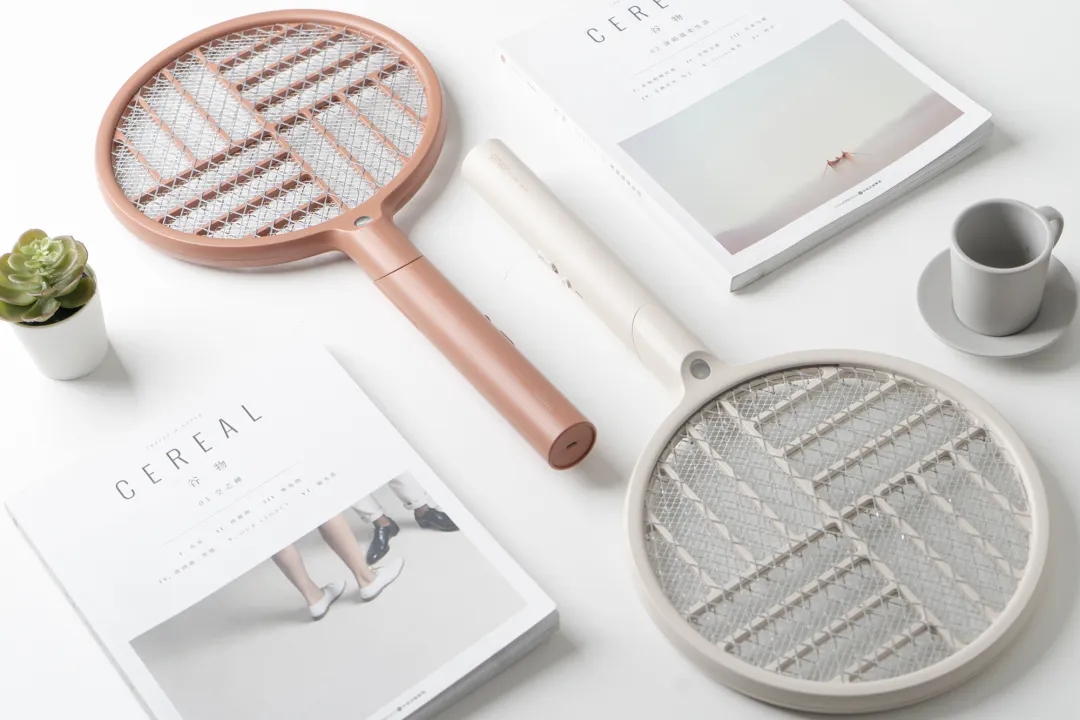 烦人的蚊子被自动引诱过来，“啪啪啪”轻松捕杀，这杀器太爽了！