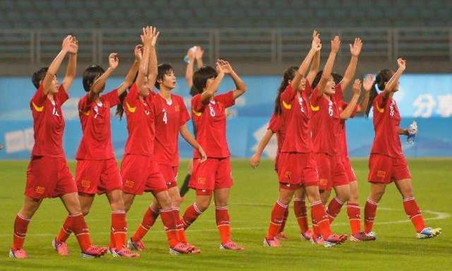 中国女足脱球衣庆祝名场面,女足腹肌秒杀男足