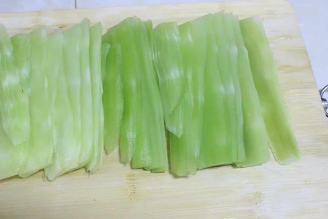 莴笋是焯水好还是直接炒,莴笋不要焯水和直接炒了教你一招