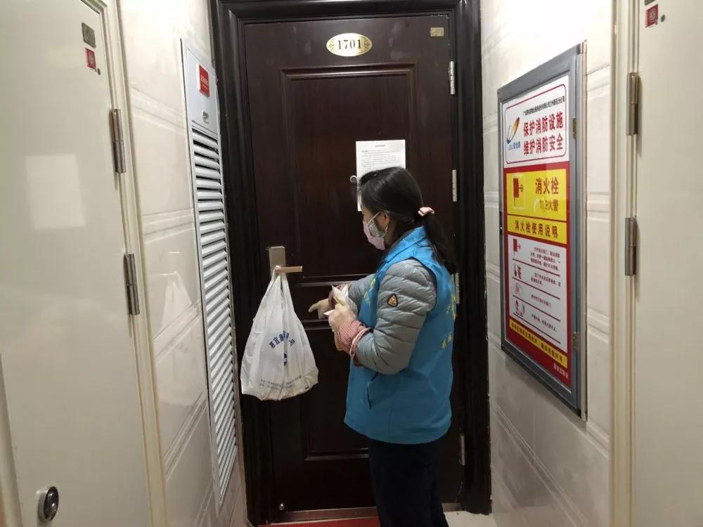 雪夜寒风送汤圆疫情防控暖人心,疫情期间千家万户送温暖