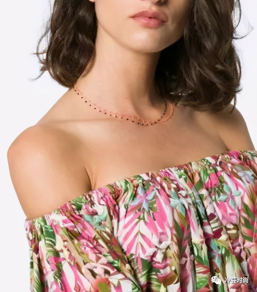 项链的活动扣佩戴方法,项链的佩戴要讲究八大搭配技巧