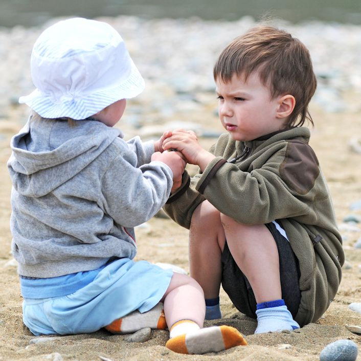 孩子玩具被抢大哭要怎么安抚,孩子的玩具老是被抢怎么办