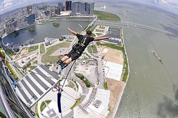 另类蹦极玩的就是心跳,哪里的蹦极最刺激