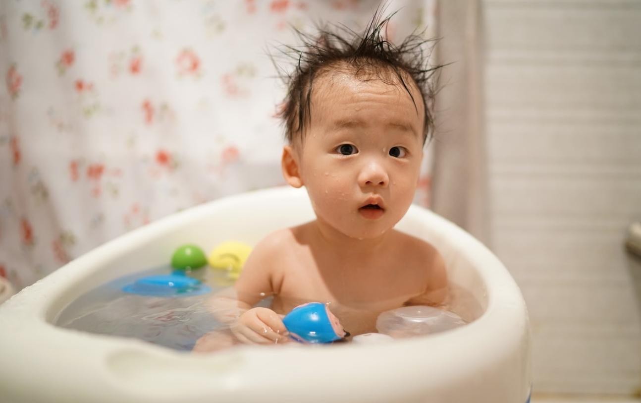 宝宝不喜欢洗澡试试这8个小妙招,孩子不愿意洗澡怎么哄