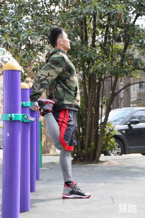 小臂拉伸细节,跳绳热身拉伸动作细节