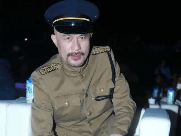 他被誉为“风月片”教父,拦截训练中的女兵,直言:我们结婚吧