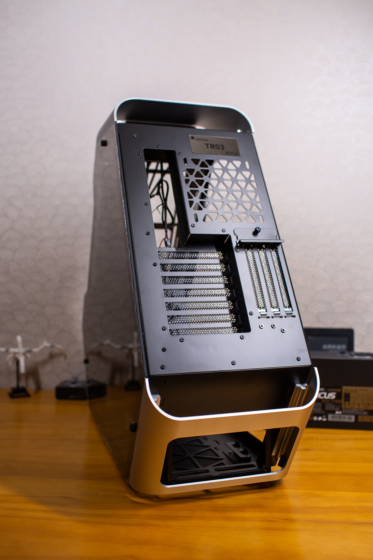 i9-9900K+5600XT主机日常是更适合工作还是游戏？MOD机箱装机分享