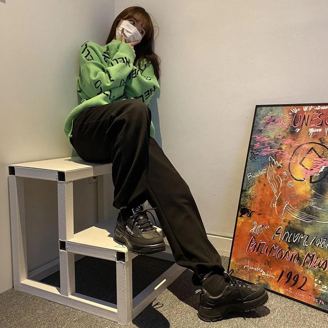 为什么韩国人总能把丑鞋穿成爆款，拍照技巧发色妆容，配饰少不了