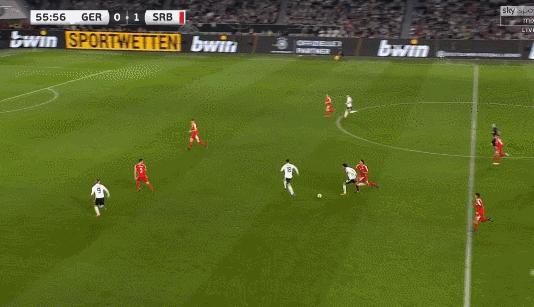 萨内被犯规,萨内被踩脚踝