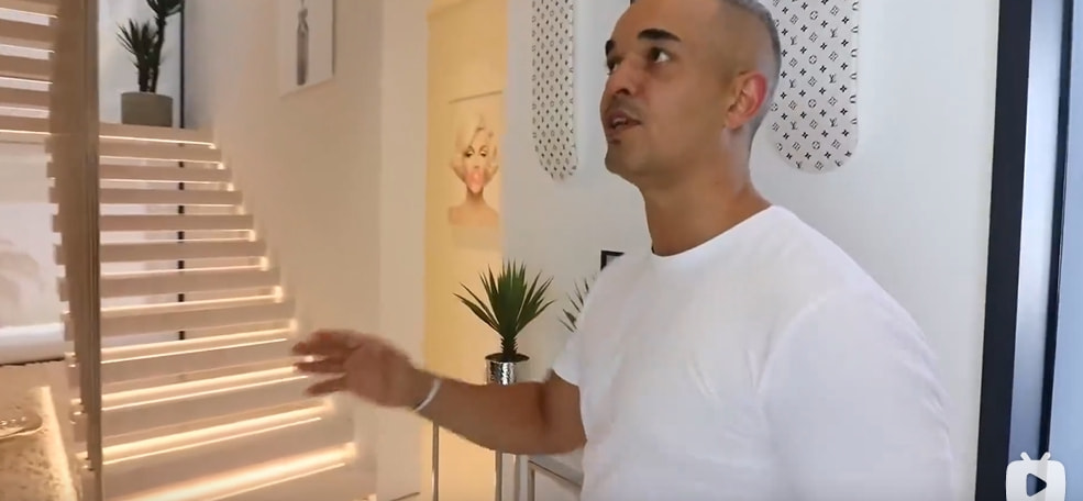 迪拜男子奋斗十年买下劳斯莱斯,迪拜小伙卖掉劳斯莱斯买法拉利