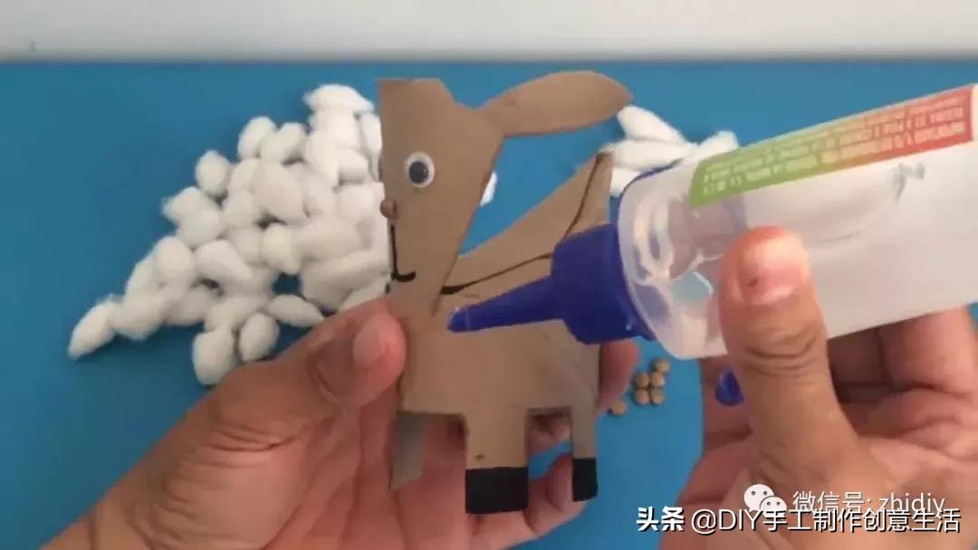 用白纸做个可爱的咩咩羊,用纸折一个可爱的小山羊