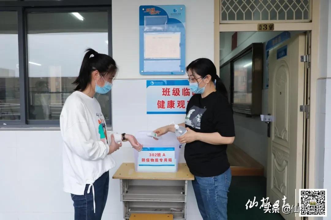 仙桃学生神兽归笼视频,神兽归笼小学家长开心到模糊