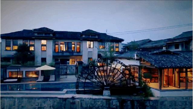 秋日河畔画中小镇，隐于茶园流水，山水间三店新开旅居吃茶慢生活