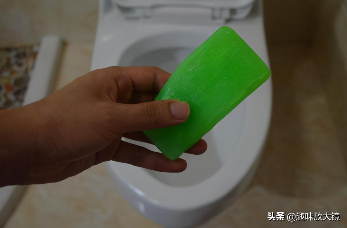 家庭小妙招马桶放香皂,马桶里放一块香皂真是厉害