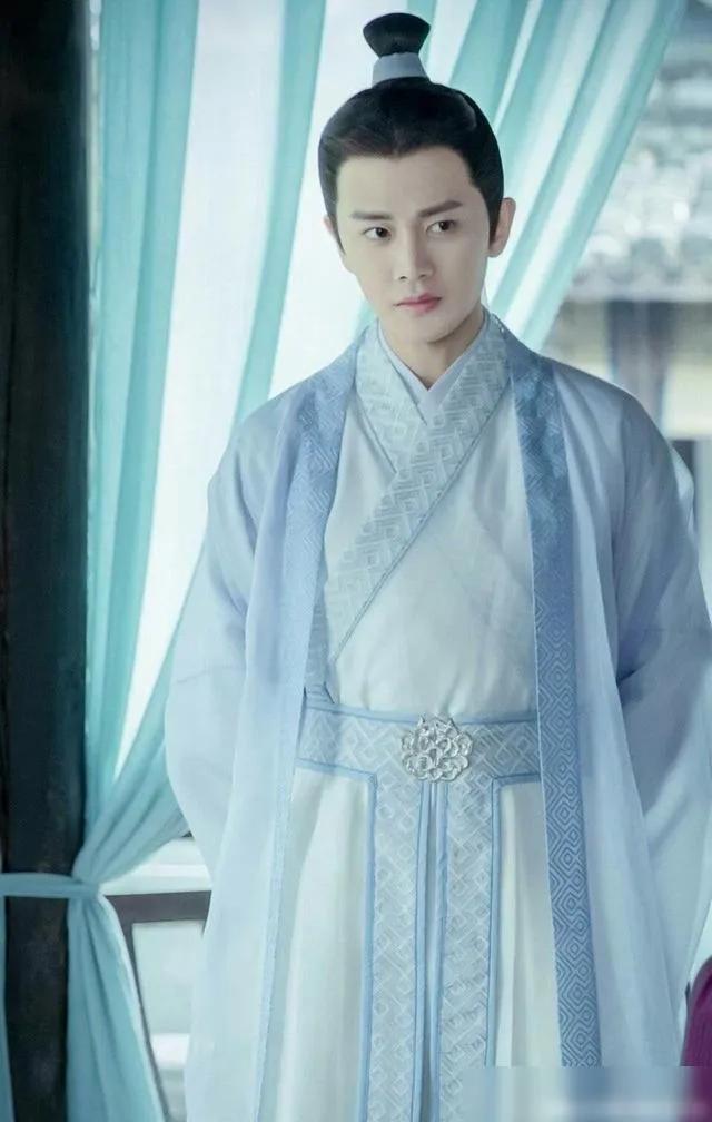 厚刘海和稀刘海哪个好看,厚刘海和八字刘海