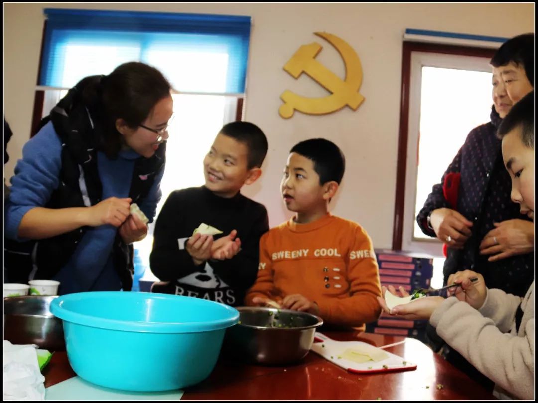 为社区留守儿童辅导功课,心系留守儿童关爱他们成长