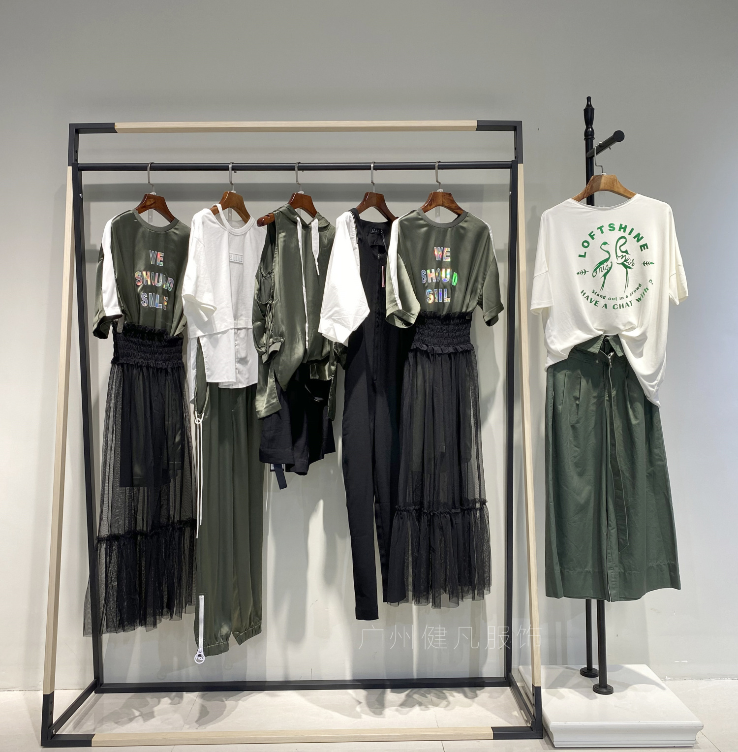 品牌折扣尾货女装批发免费铺货,杭州尾货杂款女装批发一手货源