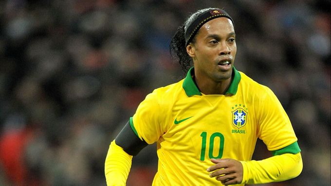 罗纳尔迪尼奥和球王梅西谁厉害,从球王到囚王的足球生涯