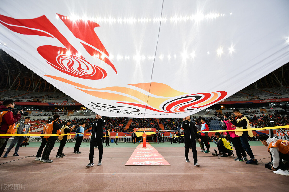 重庆足球欠薪,曝中超重庆队球员罢训