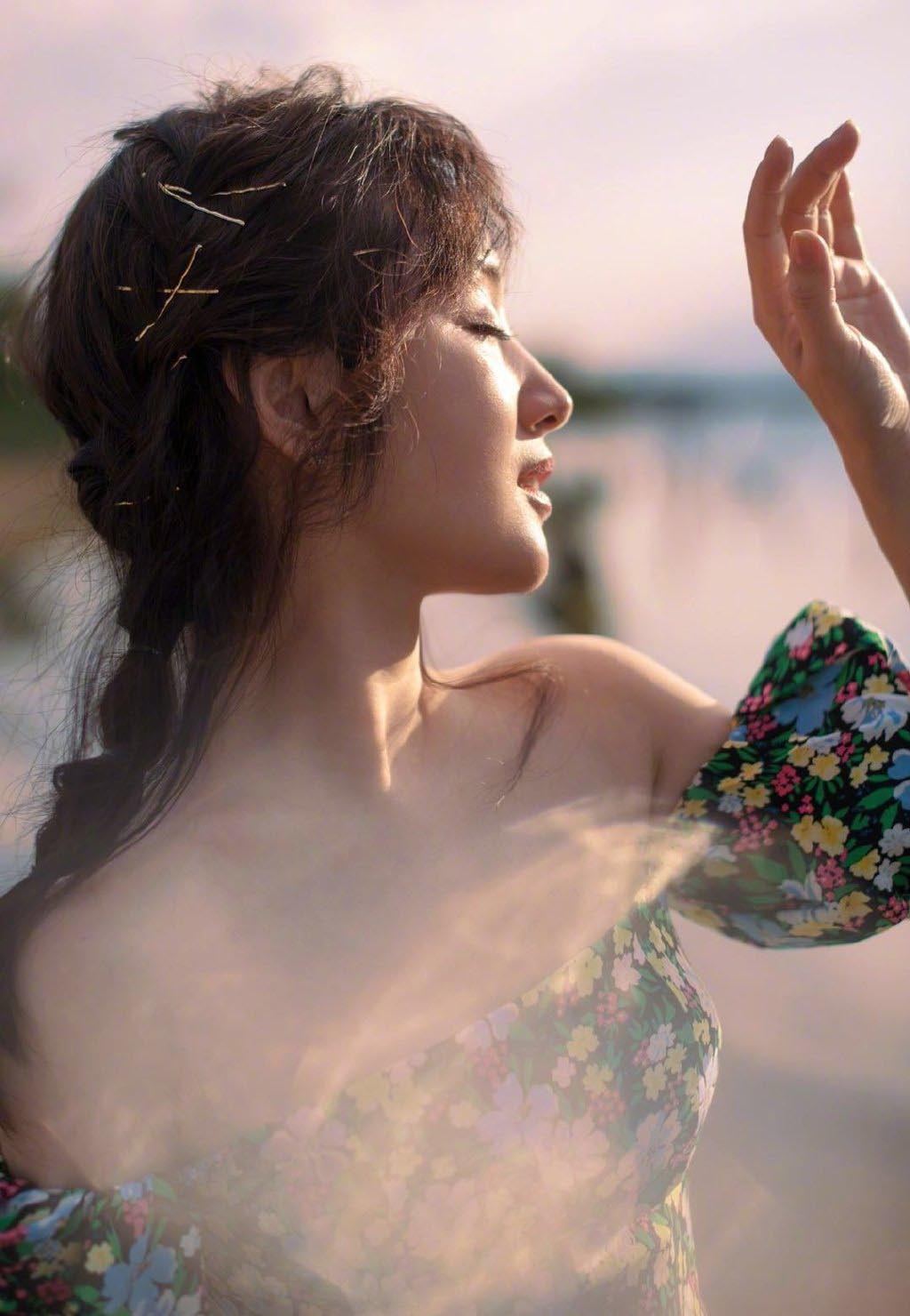 杨钰莹48岁未结婚，穿抹胸碎花裙扎小辫，嫩得还像18岁少女