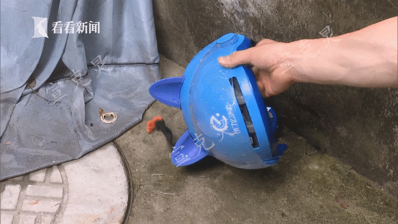 外卖小哥雨夜拔充电器触电后被救,外卖员积水处拔电瓶插头触电身亡