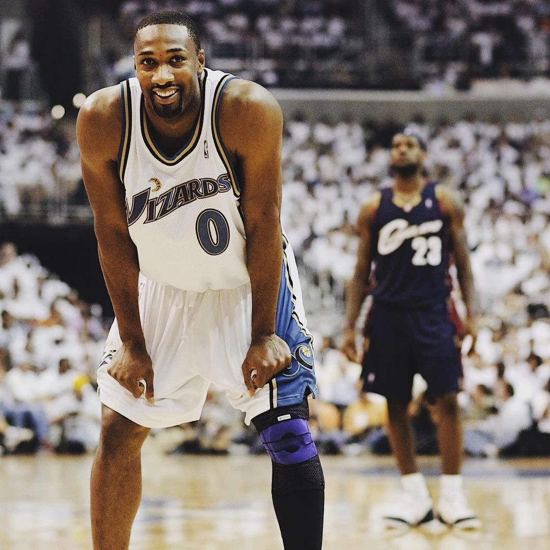 看到乔丹夺冠，詹姆斯哭了！老冤家今天投诉詹姆斯，老詹请求原谅