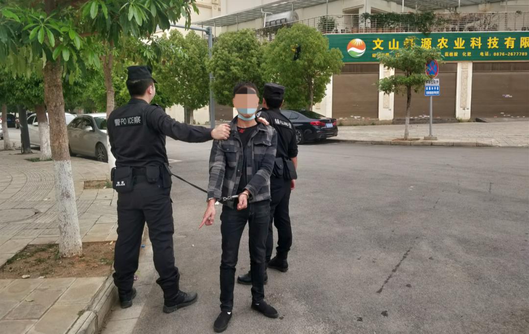 小偷偷车被监控拍下过程,小偷偷车锁车视频