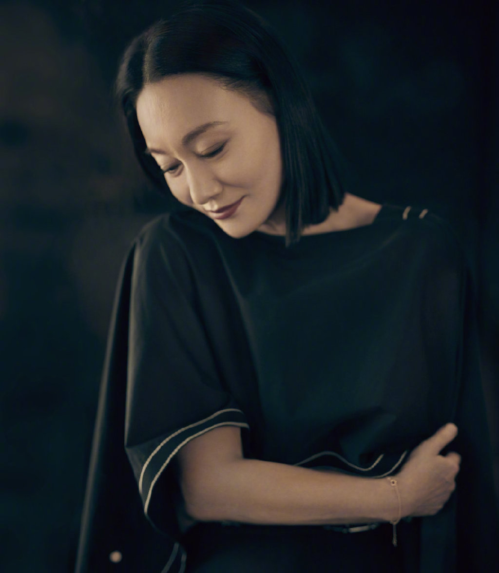 她60岁依旧未婚，穿挂脖层叠雪纺衫配竖纹西装，霸气不失清爽