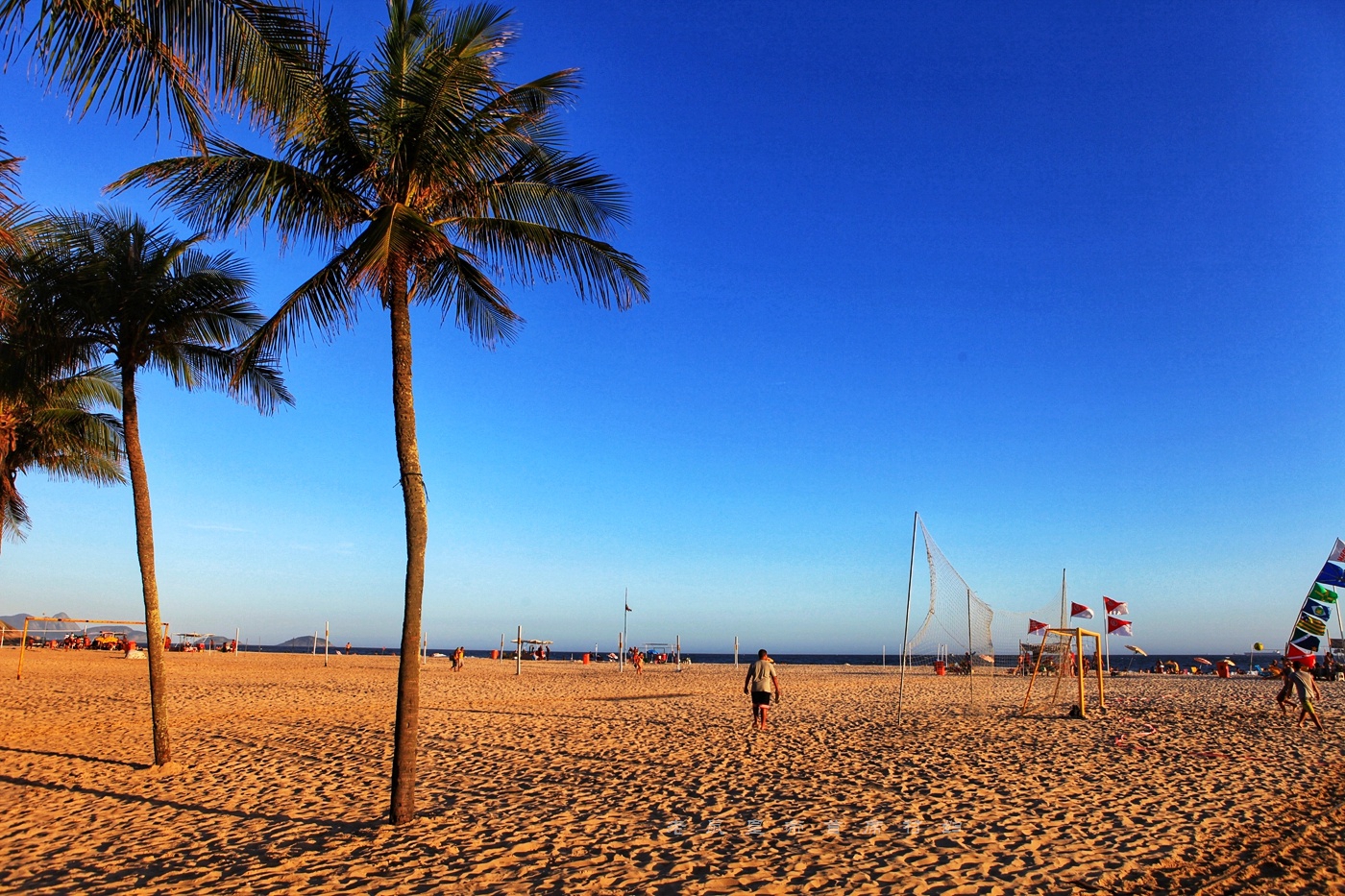 娱乐至死的里约不止狂欢节，怪教堂250彩梯比基尼足球，亮眼