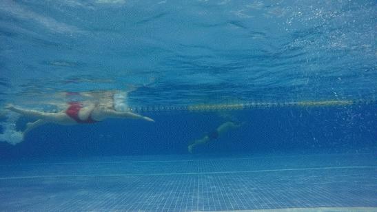 自由泳两次腿是交叉打腿吗,自由泳对角线二次打腿练习