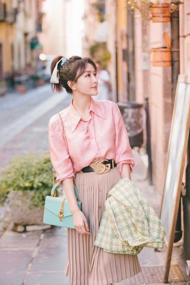 一条一年四季都能穿的万能百褶裙 (早春穿上这件百褶裙又仙又时髦)