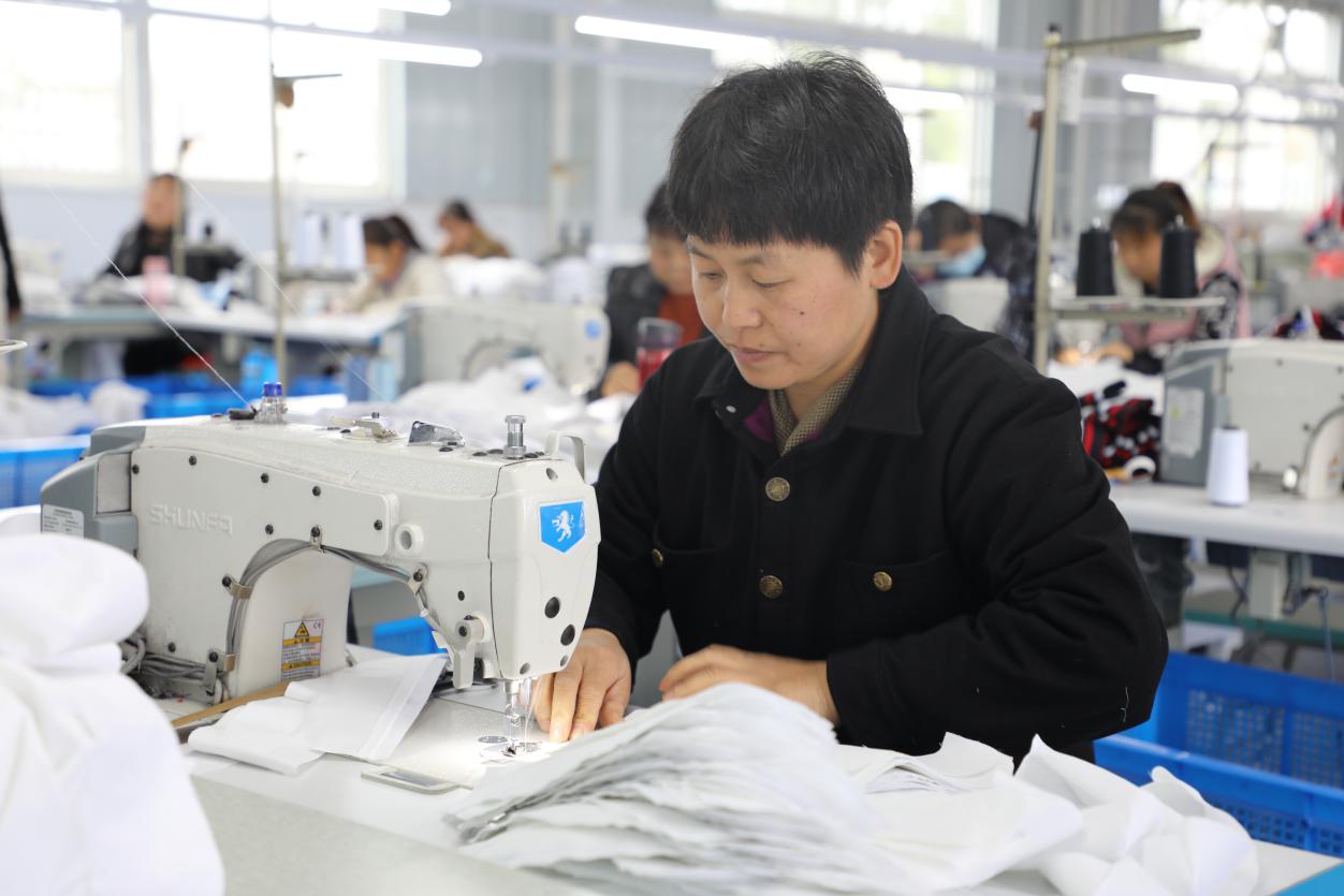 陕西杨陵：一台缝纫机奏响致富曲