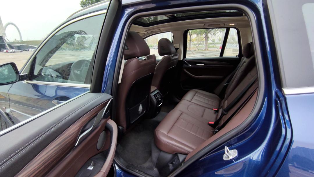 2022款宝马x3曜夜领先版试驾,奔驰glc300l对比宝马x3试驾