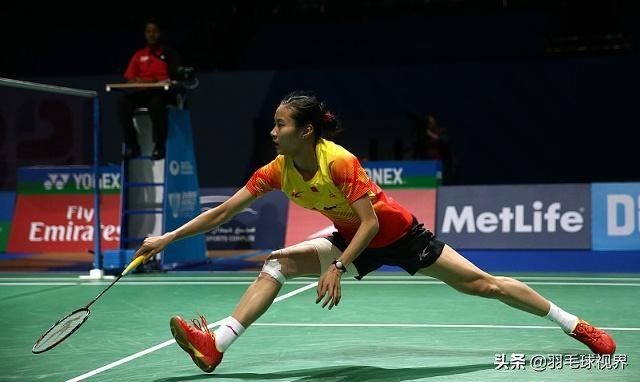 我们打羽毛球,彼此之间有一个“桥”,就是我们用手握着的球拍