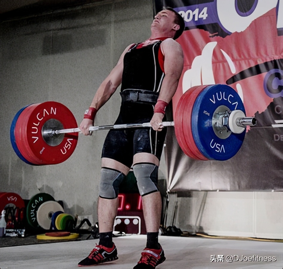 在健身房里练杠铃哑铃的正确动作,健身器械是练习轻的还是重的