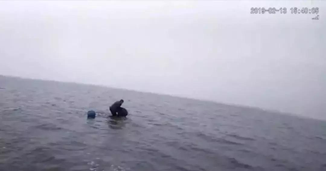 晚上开车弹烟头侧翻,司机被弹烟头