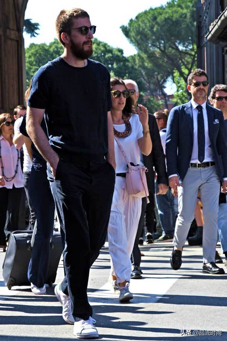 阿迪达斯最值得入手的哪款鞋 (阿迪达斯鞋前些年火的哪款鞋)