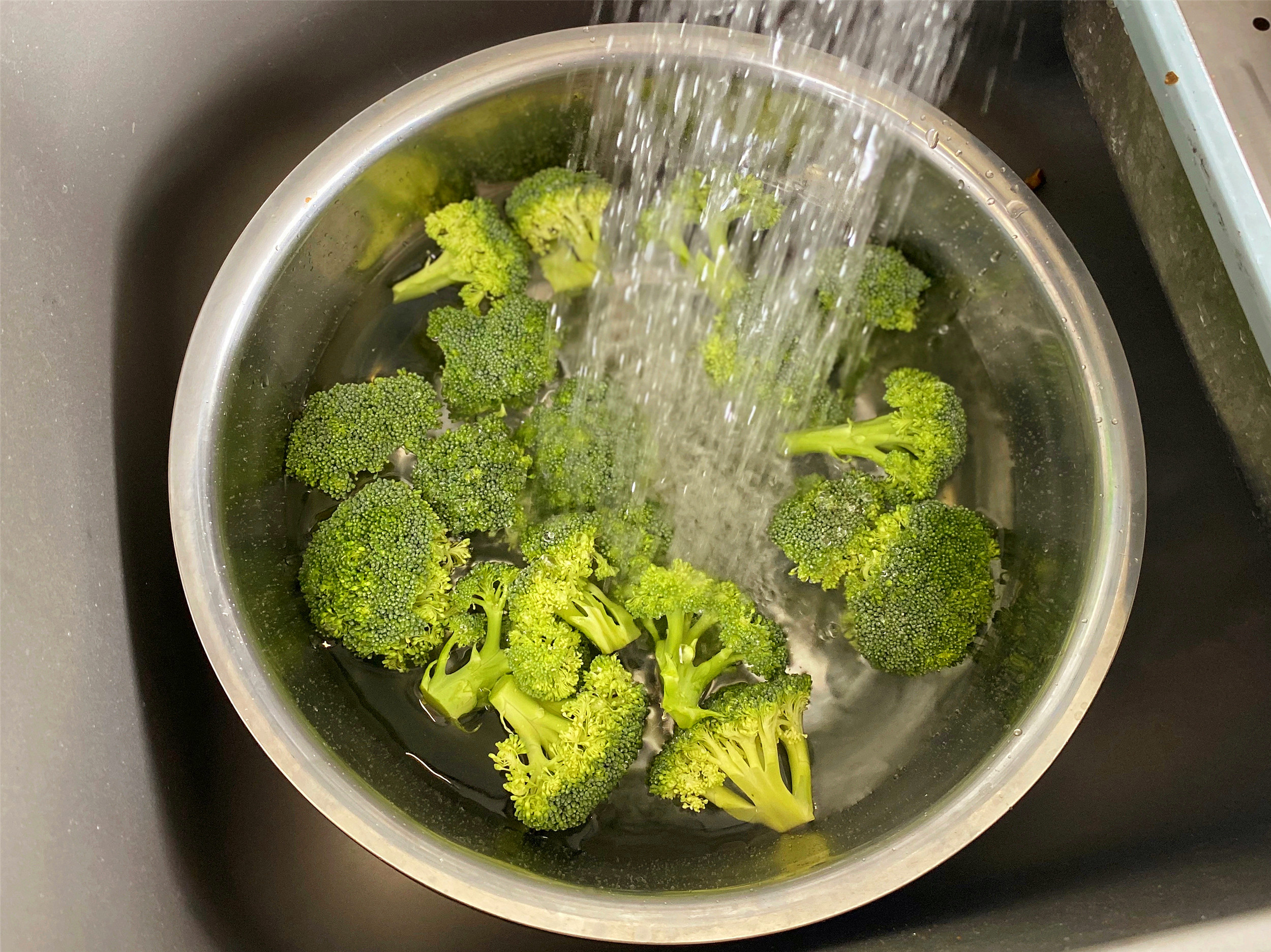 如何清洗西兰花虫卵,西兰花可以直接用盐水泡出虫卵吗